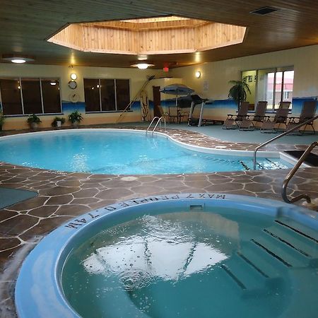 Canway Inn & Suites Dauphin エクステリア 写真