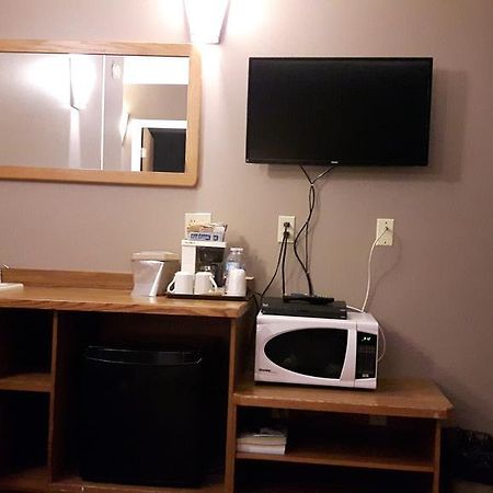Canway Inn & Suites Dauphin エクステリア 写真