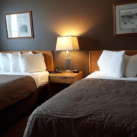 Canway Inn & Suites Dauphin エクステリア 写真