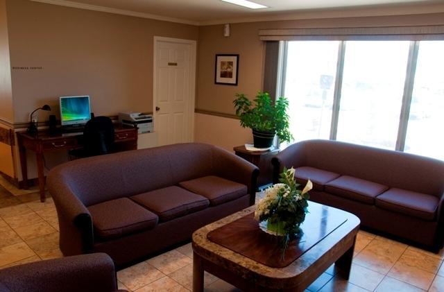 Canway Inn & Suites Dauphin エクステリア 写真