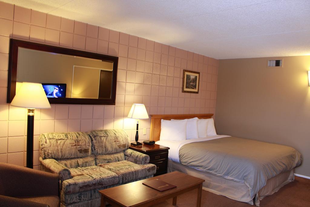 Canway Inn & Suites Dauphin エクステリア 写真