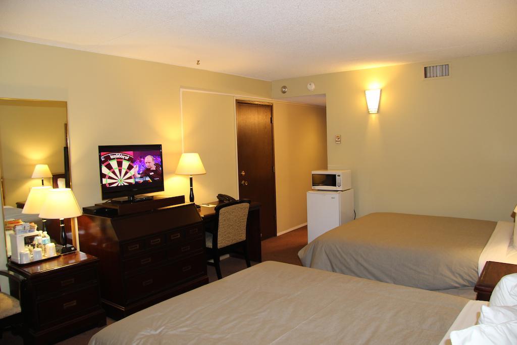 Canway Inn & Suites Dauphin エクステリア 写真