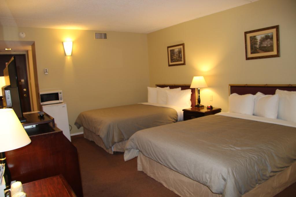 Canway Inn & Suites Dauphin エクステリア 写真