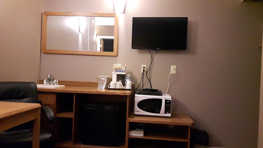 Canway Inn & Suites Dauphin エクステリア 写真