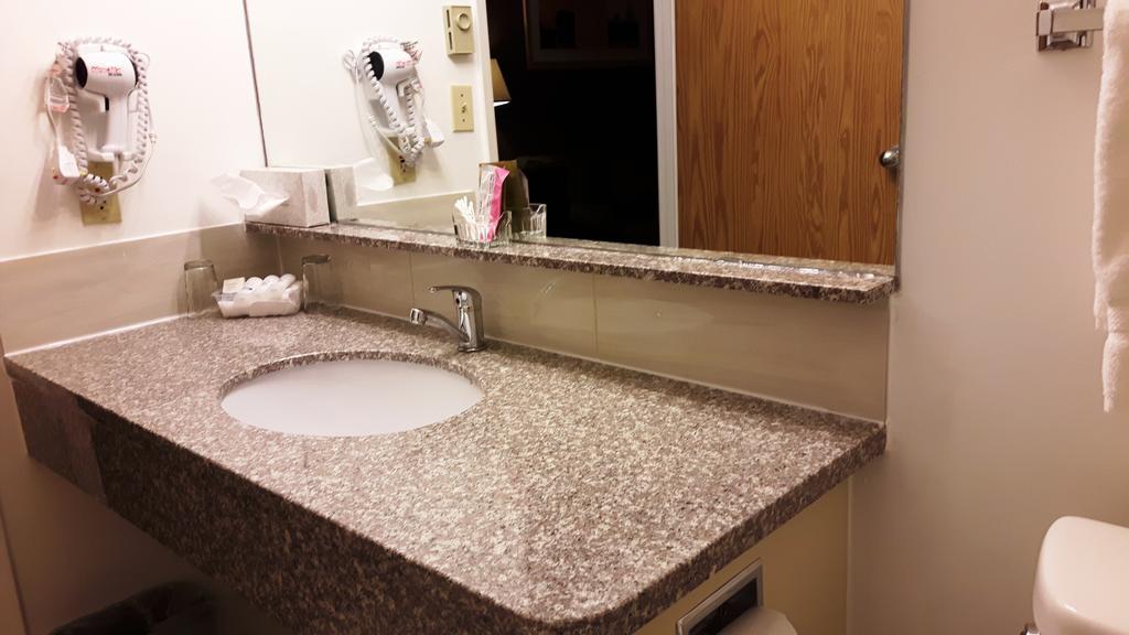 Canway Inn & Suites Dauphin エクステリア 写真