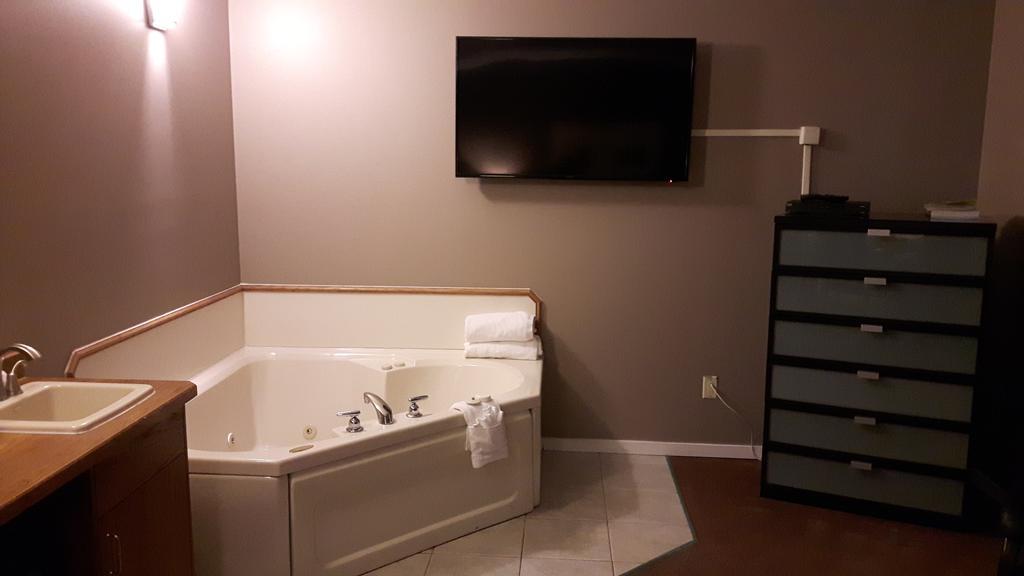 Canway Inn & Suites Dauphin エクステリア 写真