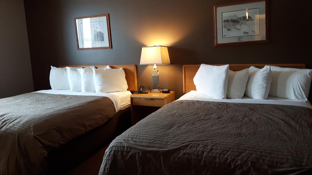 Canway Inn & Suites Dauphin エクステリア 写真