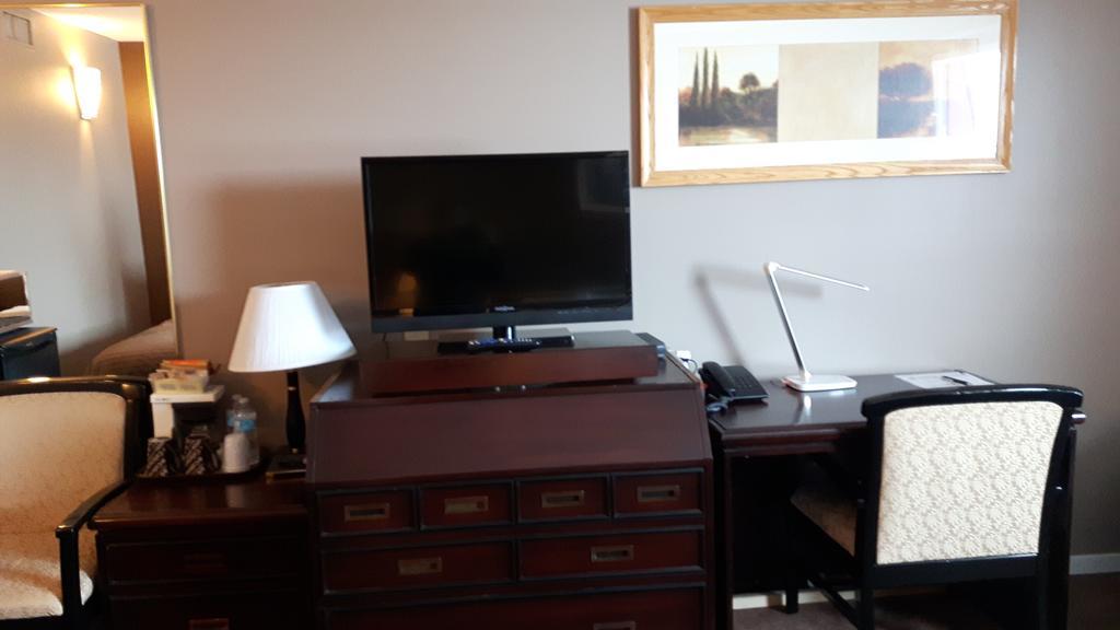 Canway Inn & Suites Dauphin エクステリア 写真