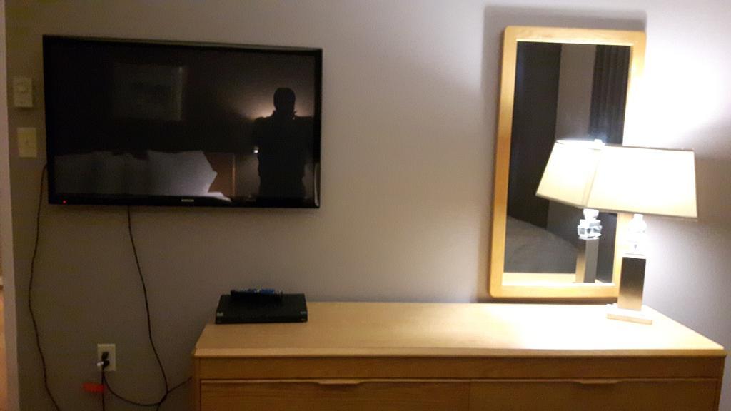 Canway Inn & Suites Dauphin エクステリア 写真