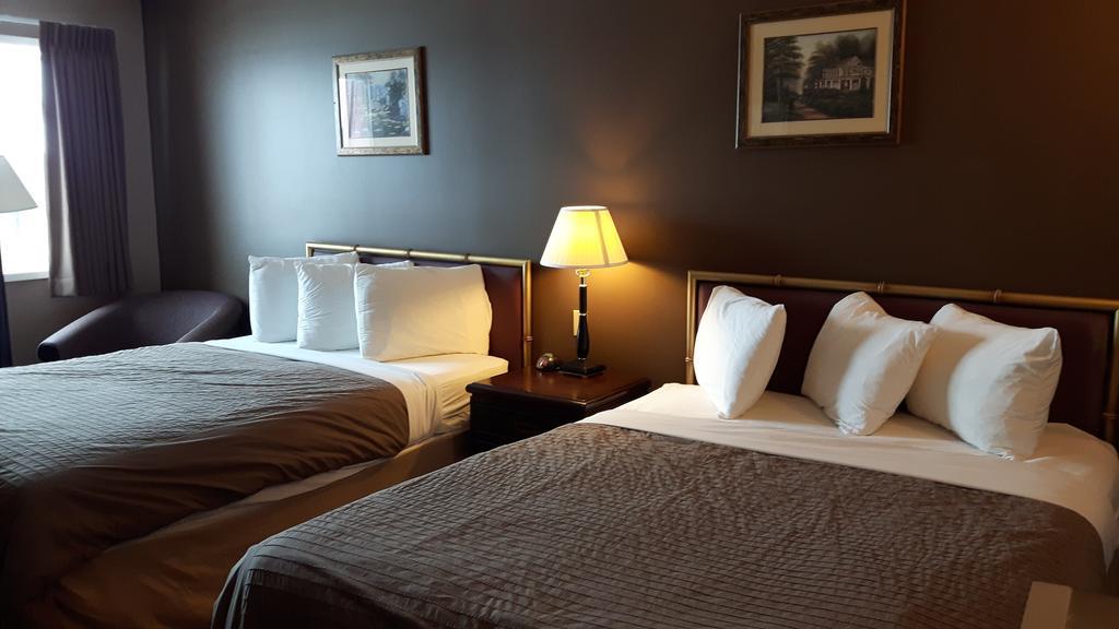 Canway Inn & Suites Dauphin エクステリア 写真