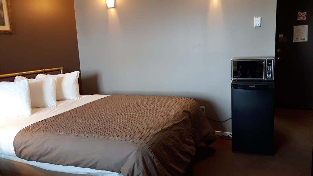 Canway Inn & Suites Dauphin エクステリア 写真