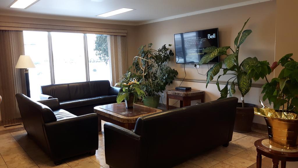 Canway Inn & Suites Dauphin エクステリア 写真