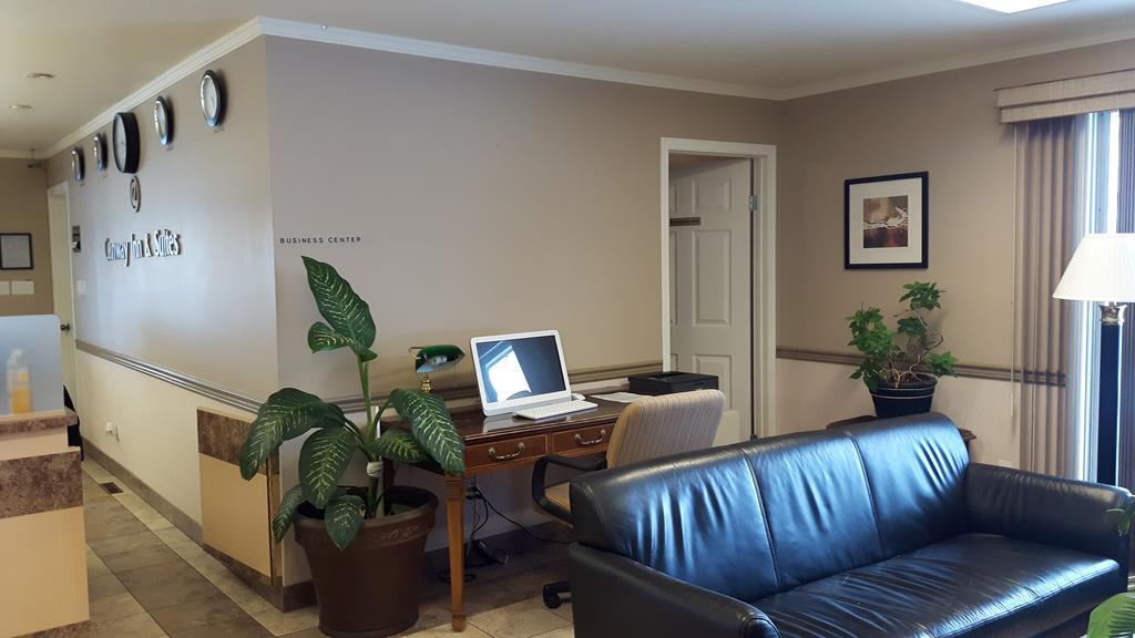 Canway Inn & Suites Dauphin エクステリア 写真